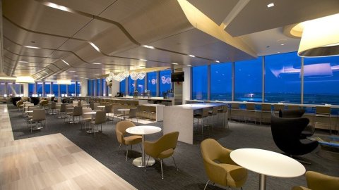 如何免费使用一年的美联航贵宾室United Club？