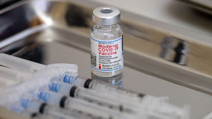 FDA批准强生及Moderna疫苗的加强针紧急授权使用，同时表示三种疫苗加强针可以混打