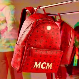 MCM 红色款经典Stark 双肩背包+手拿包，二合一设计