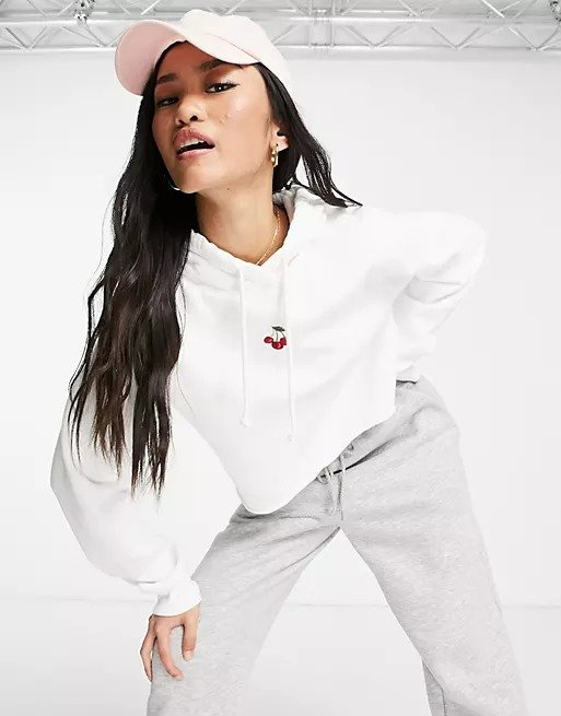 embroidered cherry cropped hoodie in white