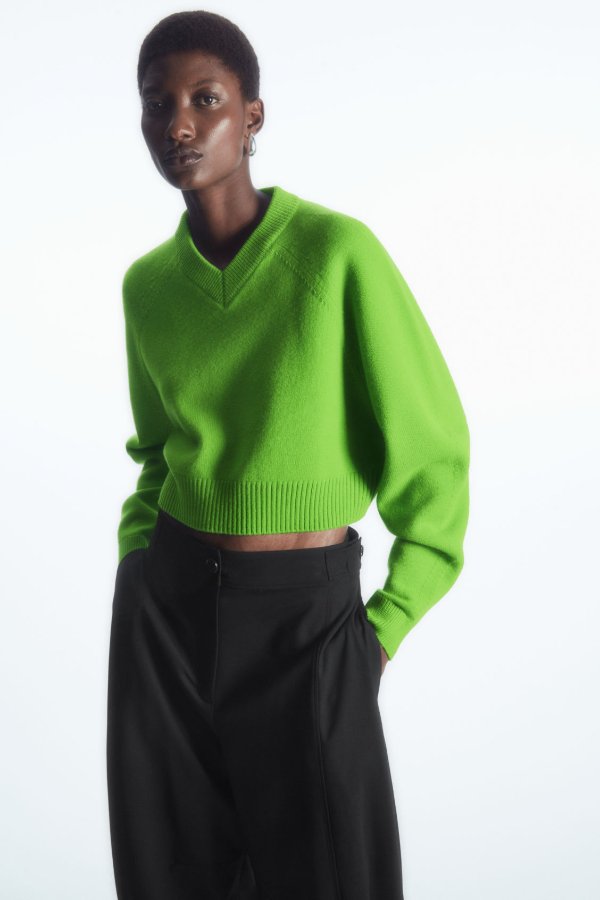CROPPED V-NECK WOOL SWEATER