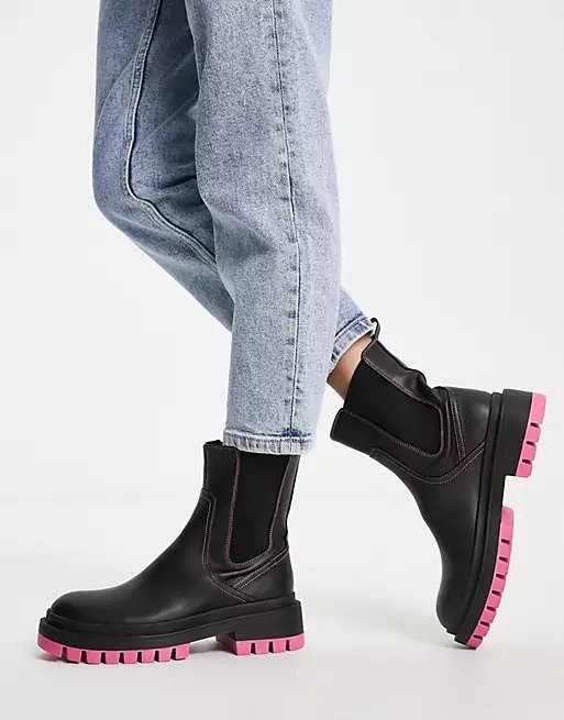 chelsea boots in black with pink sole