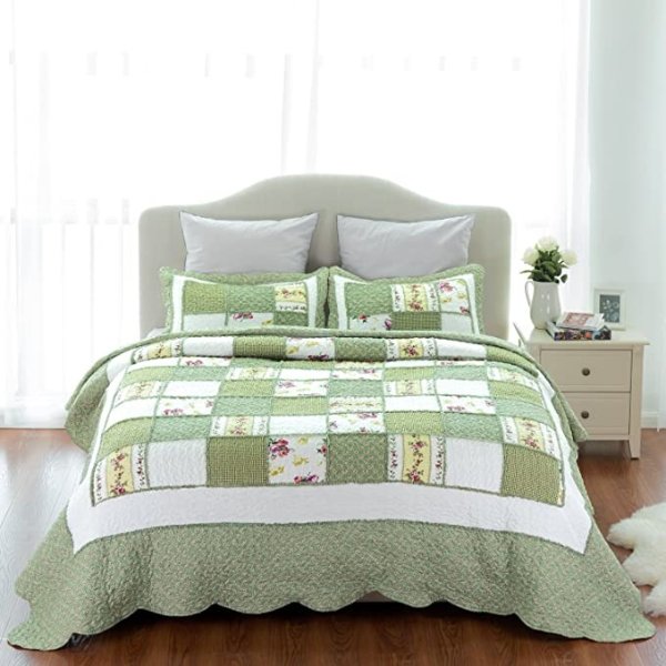 3-Piece Printed Quilt Set King Size (106x96 inches), Green Ruffle, Lightweight Coverlet Design for Spring and Summer, 1 Quilt and 2 Pillow Shams