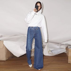 Ksenia Schnaider 新品牛仔裤热卖，达人喜爱的拼接设计