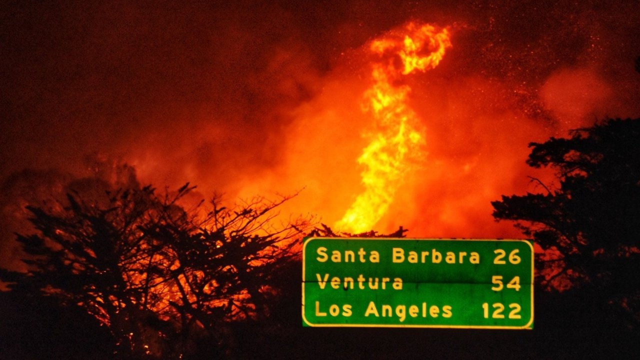 加州山火Alisal Fire烧到圣塔芭芭拉，导致101公路部分关闭、居民撤离