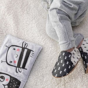 Robeez  婴儿服饰鞋履促销 学步鞋接近光脚感，适合学走路
