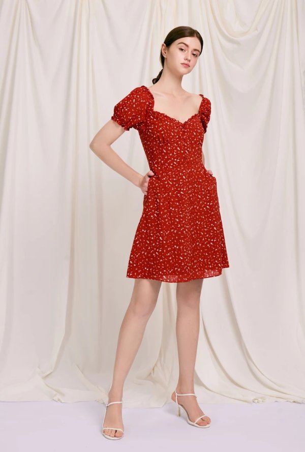红色泡泡袖连衣裙