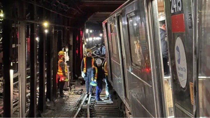 突发！纽约2辆地铁相撞，至少24伤，数百人紧急疏散