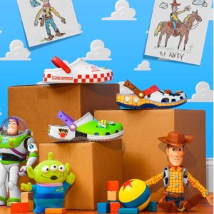 5个联名鞋扣仅$19.99上新：Crcos x Toy Story 玩具总动员合作款发售👽