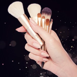 Discover Eve by Eve’s Super Value Brush Kit for your Summer Look.