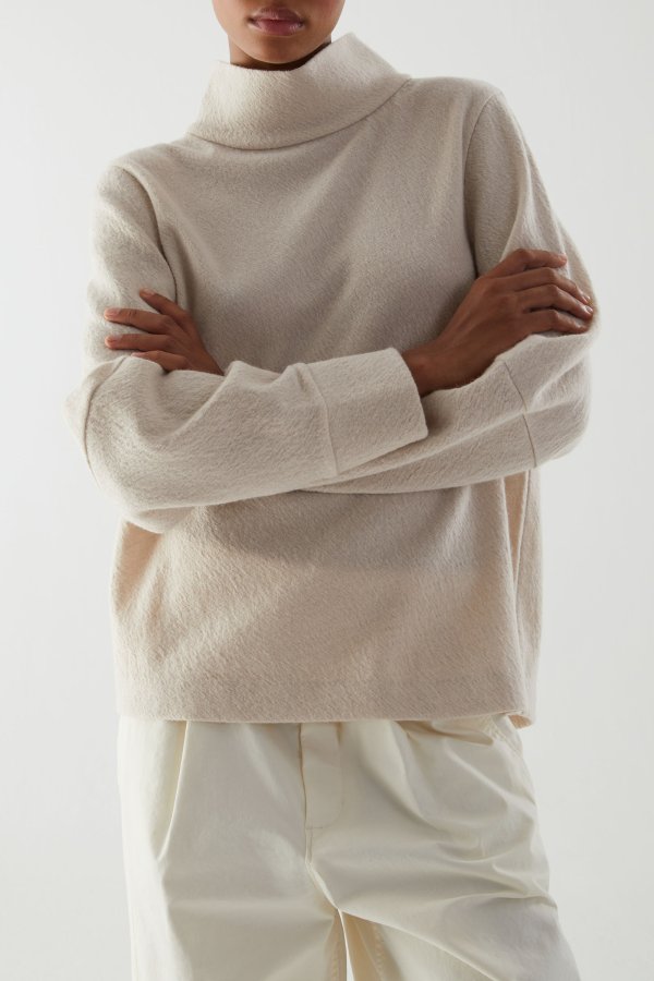 RELAXED TURTLENECK WOOL TOP