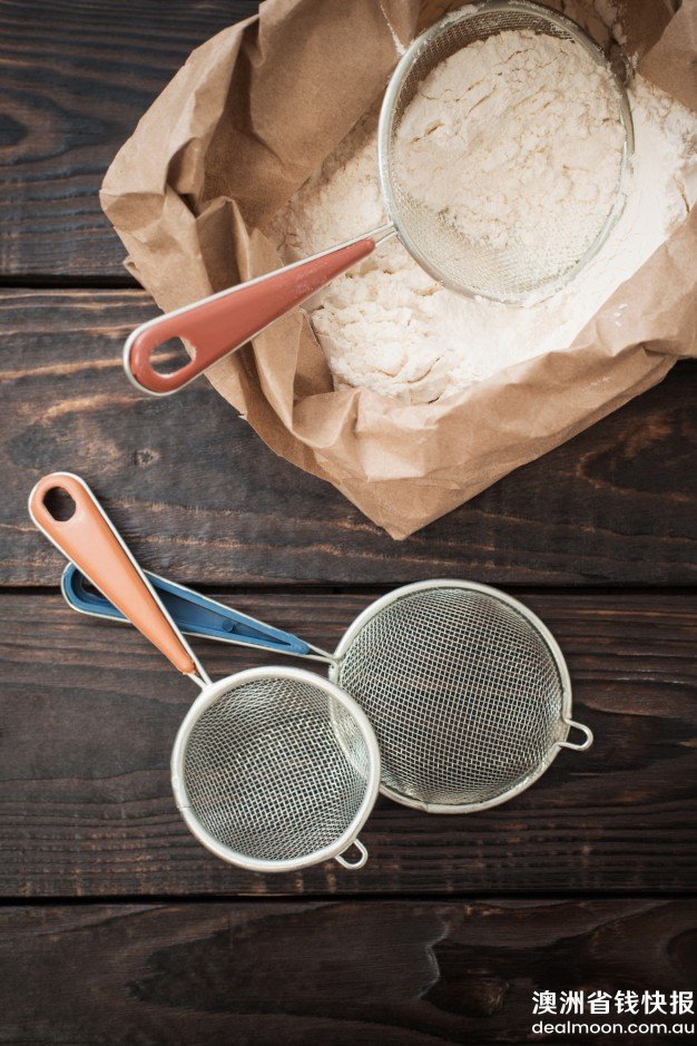 flour-strainer-old-wooden-table_201847-12