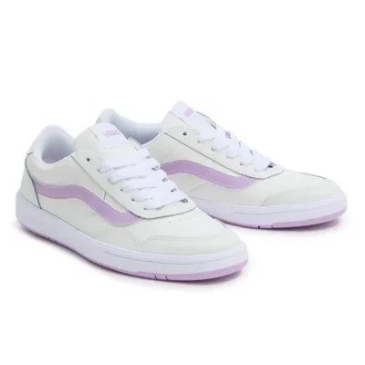 白紫运动鞋