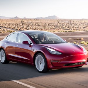 全新 Tesla Model 3 中型电动轿车
