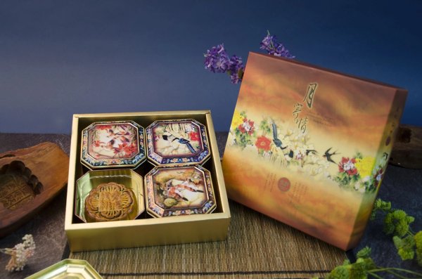 Lux Gift Box Assorted Large Moon Cakes (4)
