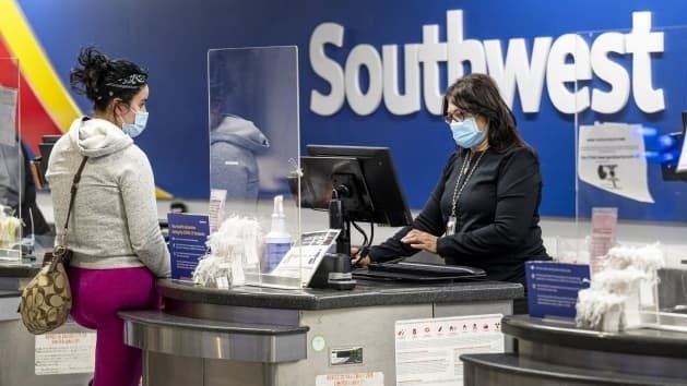 西南航空 Southwest Airlines 表示，员工必须在 12月8日前接种新冠疫苗