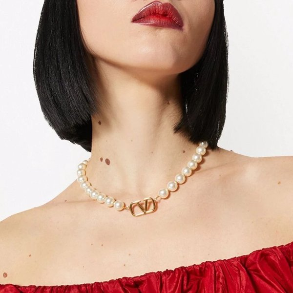 VLogo pearl necklace