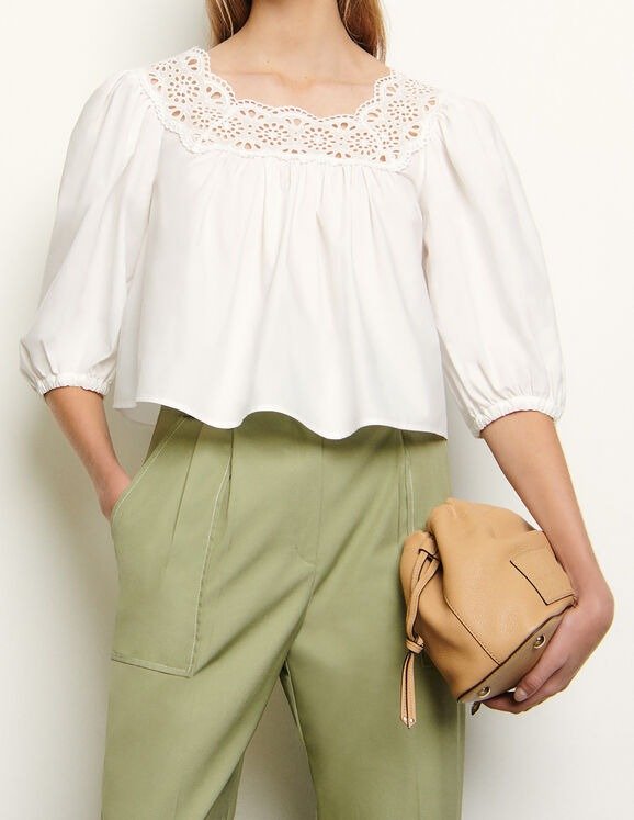 Loose-fitting top with puff sleeves