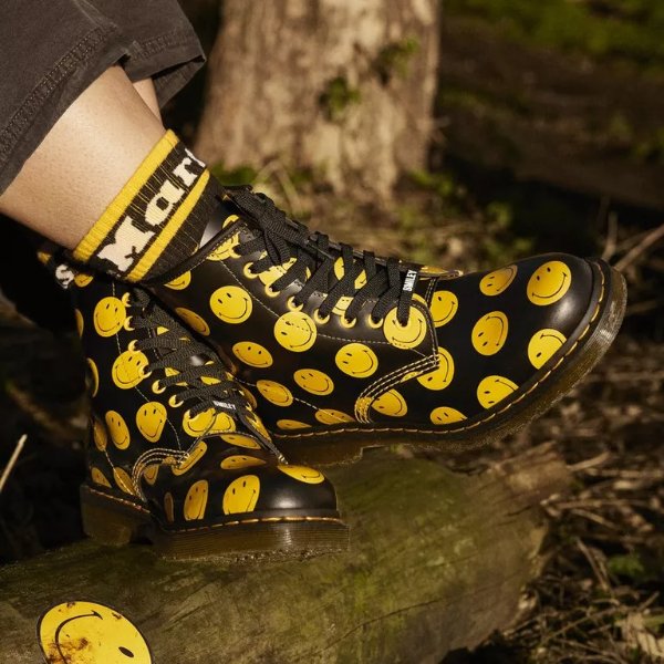 1460 Smiley® Smooth Leather Lace Up Boots