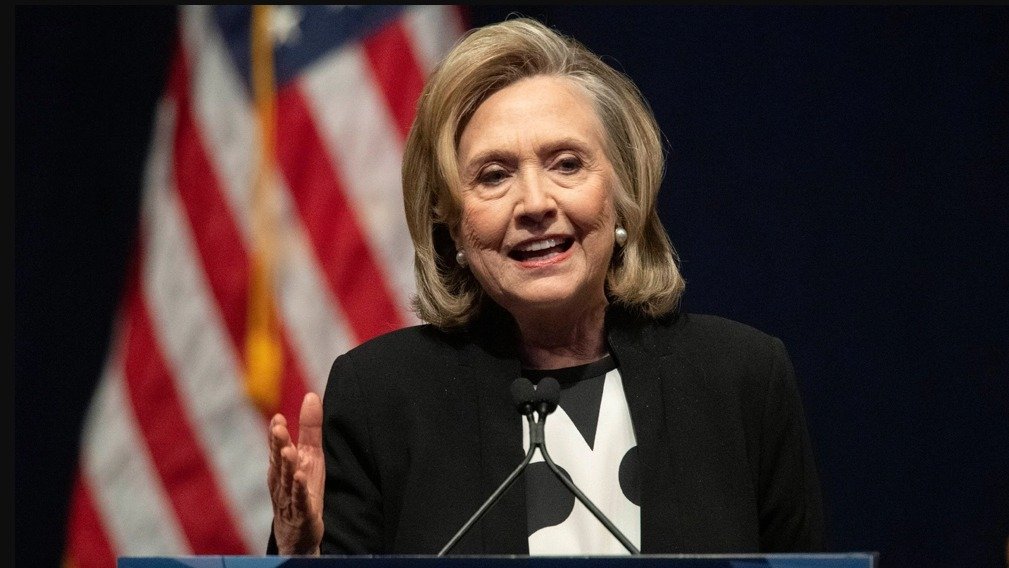 希拉里  Hillary Clinton 发布推特，称已感染新冠，正在经历“一些轻微感冒症状”