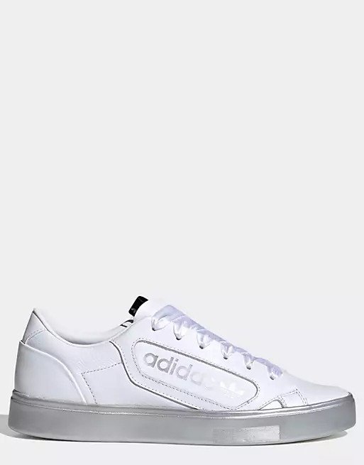 Sleek sneakers in white with contrast sole