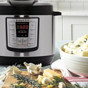 Instant Pot LUX 6-in-1 Multi- Use Programmable Pressure Cooker