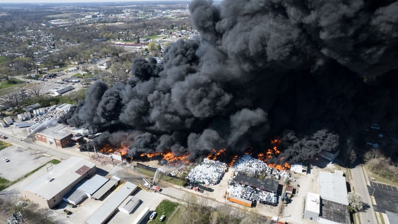 印第安纳州回收厂发生火灾，散发有毒烟雾，数千人被迫疏散