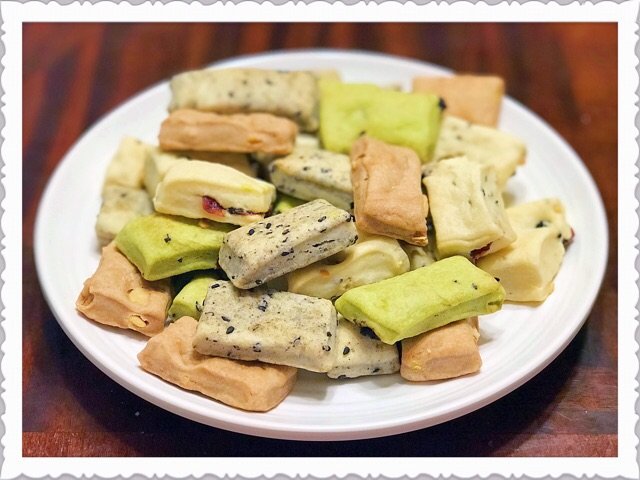 四种口味的淡奶油霜饼干