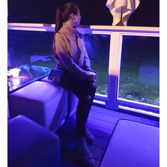 LA终于降温了 终于可以穿着毛衣出...