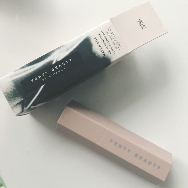 Fenty beauty 的修容棒...