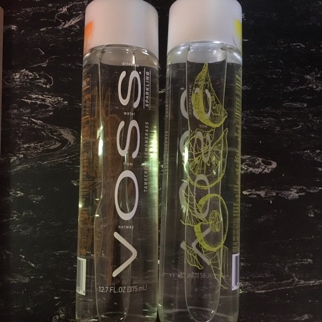 VOSS气泡水，是玻璃瓶的，很沉。...