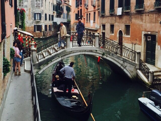 威尼斯，坐在贡多拉上体验异域风光