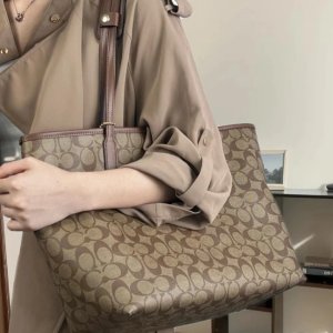 Coach 官网超实用托特包！经典老花托特£199 水桶包£179