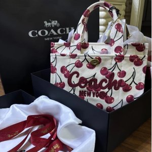 Coach 送礼指南💝保龄球包£143 老花卡包£39 三环项链£59