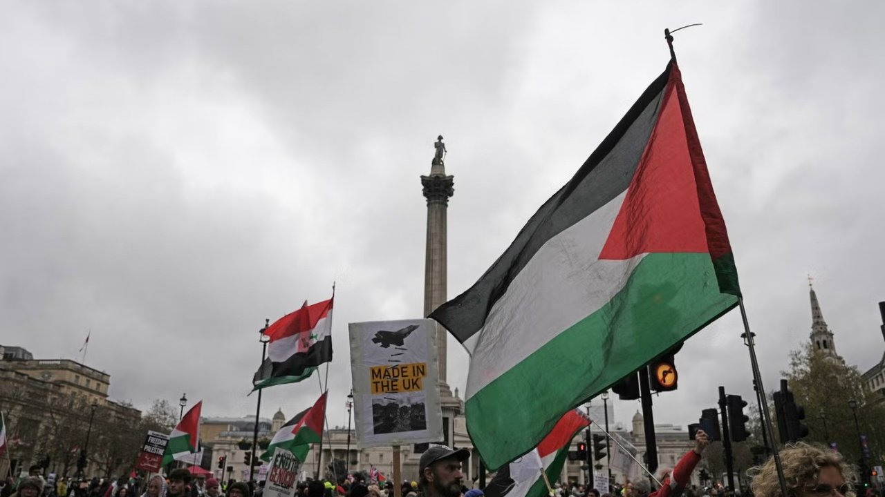 周六英国10城再爆大规模抗议！“巴勒斯坦行动”支持者举牌示威，数十人遭警方逮捕！