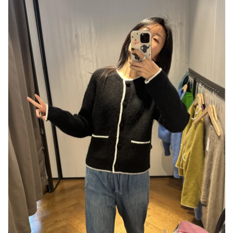  黑色白边针织开衫
