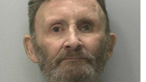 62岁英国男子杀女友藏尸10天😱 被判终身监禁！案发时竟在沙发上数钱？