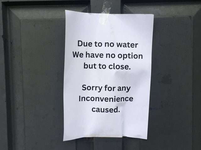 “简直是场灾难”！英国数万户居民断...