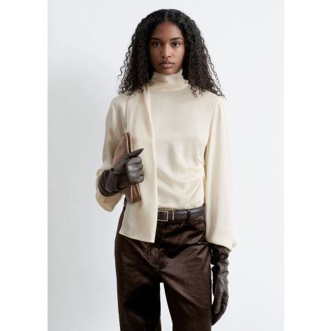 缎面围巾装饰衬衫