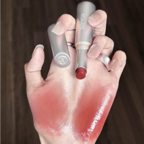 Giorgio Armani想要自然提气色+微带妆可以选其它有色款！PRISMA FLASH 
