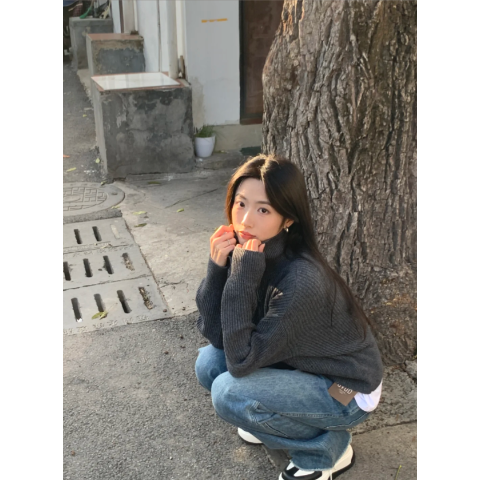黑色拉链针织衫
