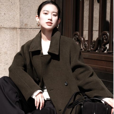 深绿羊毛长大衣
