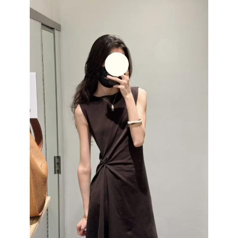 扭结连衣裙