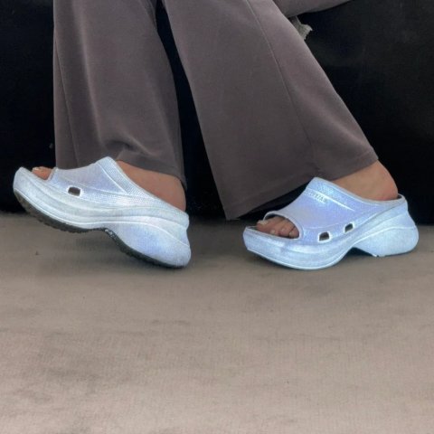 Crocs 联名洞洞鞋