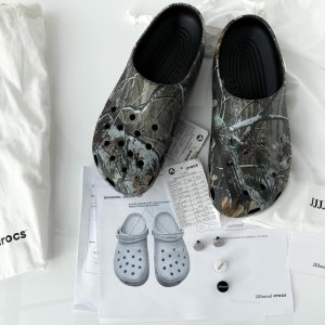 预告：JJJJound x Crocs 联名洞洞鞋即将来袭