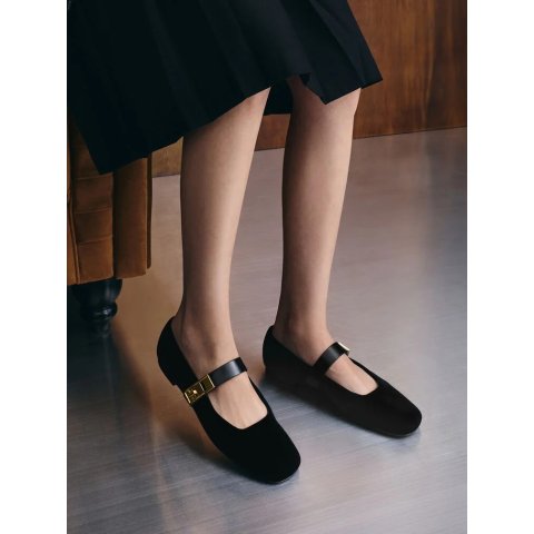 天鹅绒玛丽珍鞋