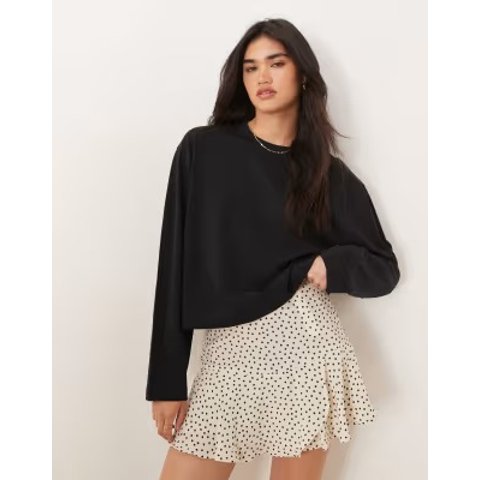 黑色短款长袖T恤