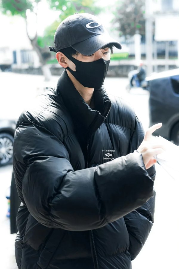 羽绒服 周翊然同款