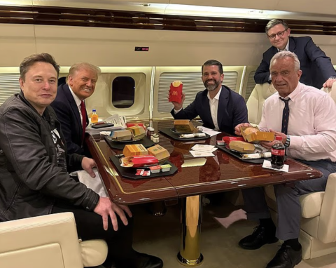 79岁川普麦当劳一顿至少3个汉堡+薯条