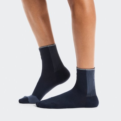 On Running 中筒跑步袜